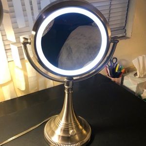 Lighted Mirror Vanity